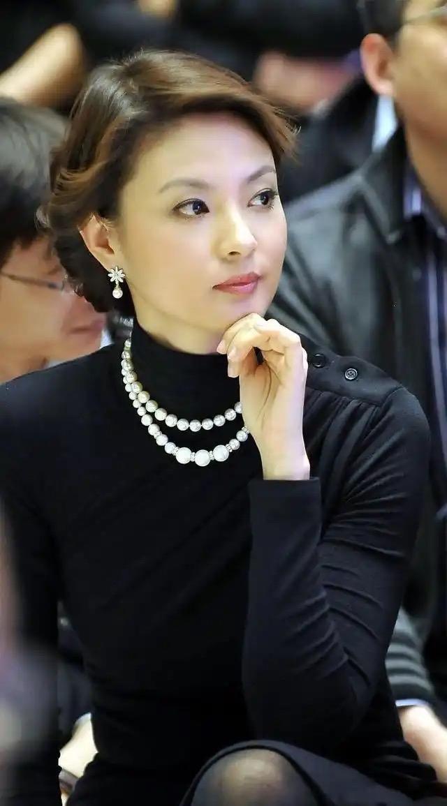 她不仅有着优雅的气质，高挑的身材，姣好的外表，更有着满腹经纶。
离开央视后，她依