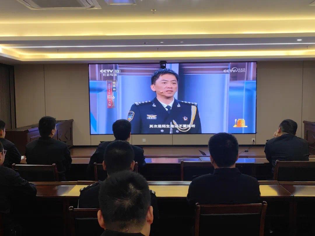 福建一名警察当选法治人物是公安系统唯一 12月4日晚，中央依法治国办、司法部、全