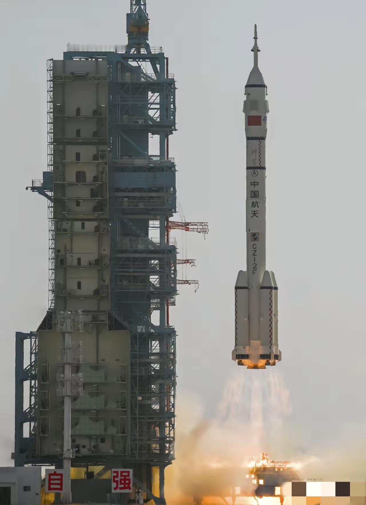 家人们谁懂啊！吃饭刷到神舟22号飞天的网友评论，直接笑到呛到！[泪奔] 有人脑洞