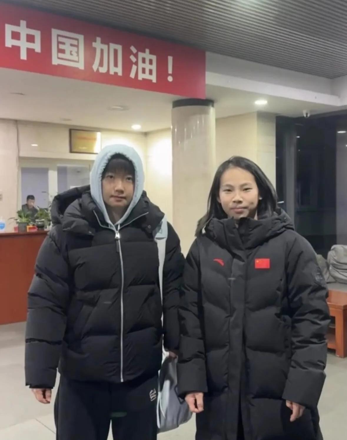 翻到一张奶团子合照，真是照进了现实。怪不得大家都叫莎莎奶团子。
看看，这装束。一