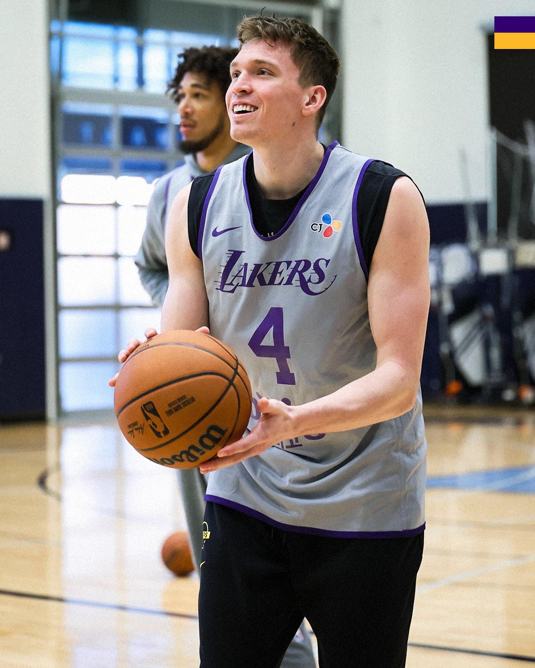 湖人社媒晒全员表情轻松备战NBA杯赛，里夫斯出镜