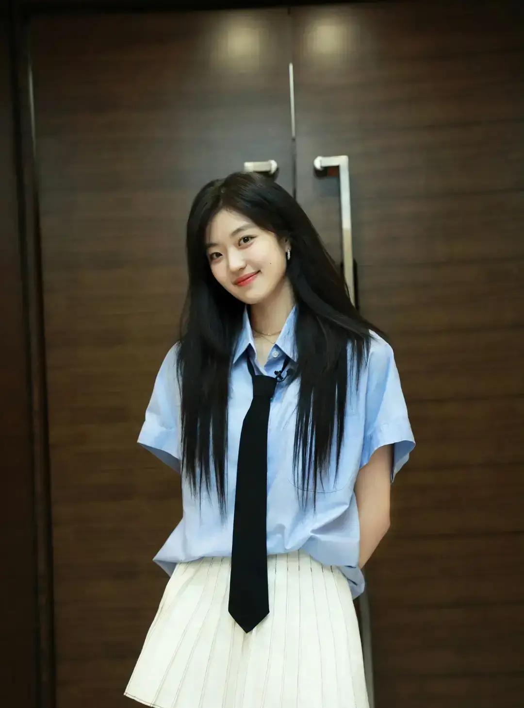 孙千，中戏14级，外号“小全智贤”。
 
出道八年，她没走流量捷径。
 
先靠《