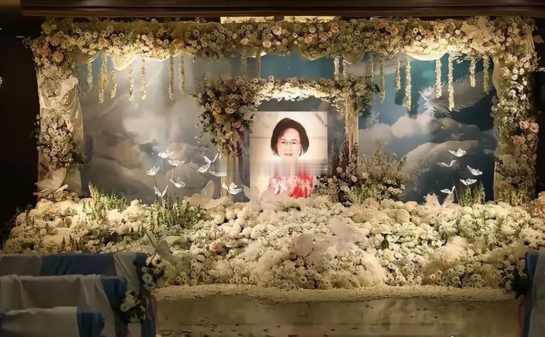 琼瑶的花葬太浪漫了，特别是几只白色的蝴蝶在素色的花朵上，闪透着微光，晶莹剔透活灵