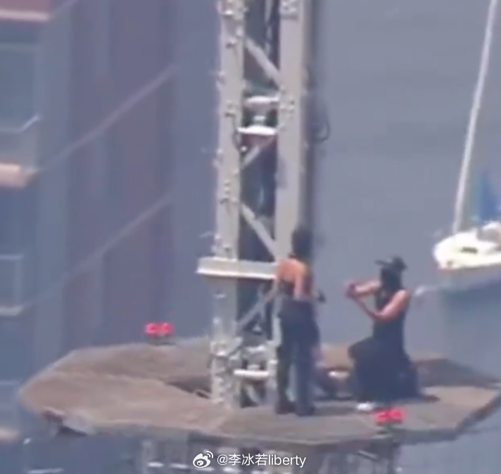 情侣徒手爬上443米帝国大厦求婚 世界之大 无奇不有 我的妈呀~~ 