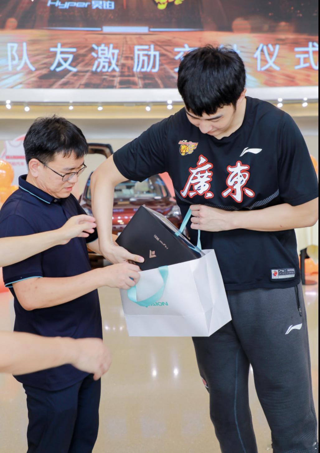#张明池出席昊铂最佳队友交车# 宏远新星张明池亮相交付仪式，用他的高度与实力，为
