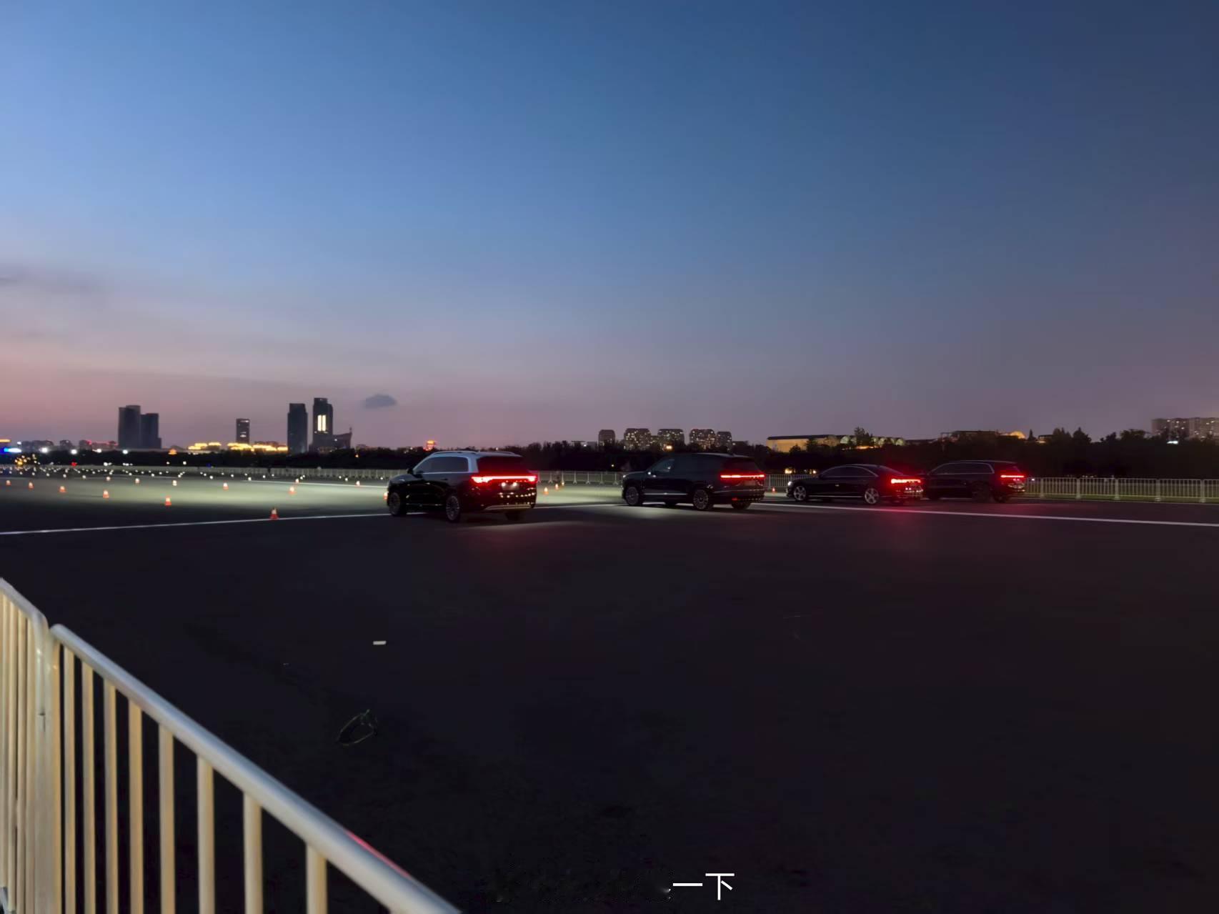 昨晚不知道哪家媒体在合肥骆岗公园测车，问界M9、蔚来ES8、理想L9都齐活了，还