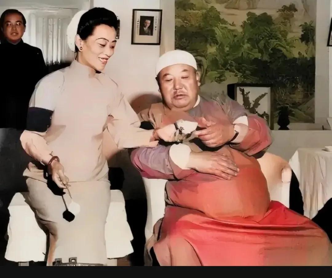 50年代初，马鸿逵舒适地坐在沙发上，享受着四姨太刘慕侠递过来的一小碗甜点。不久前