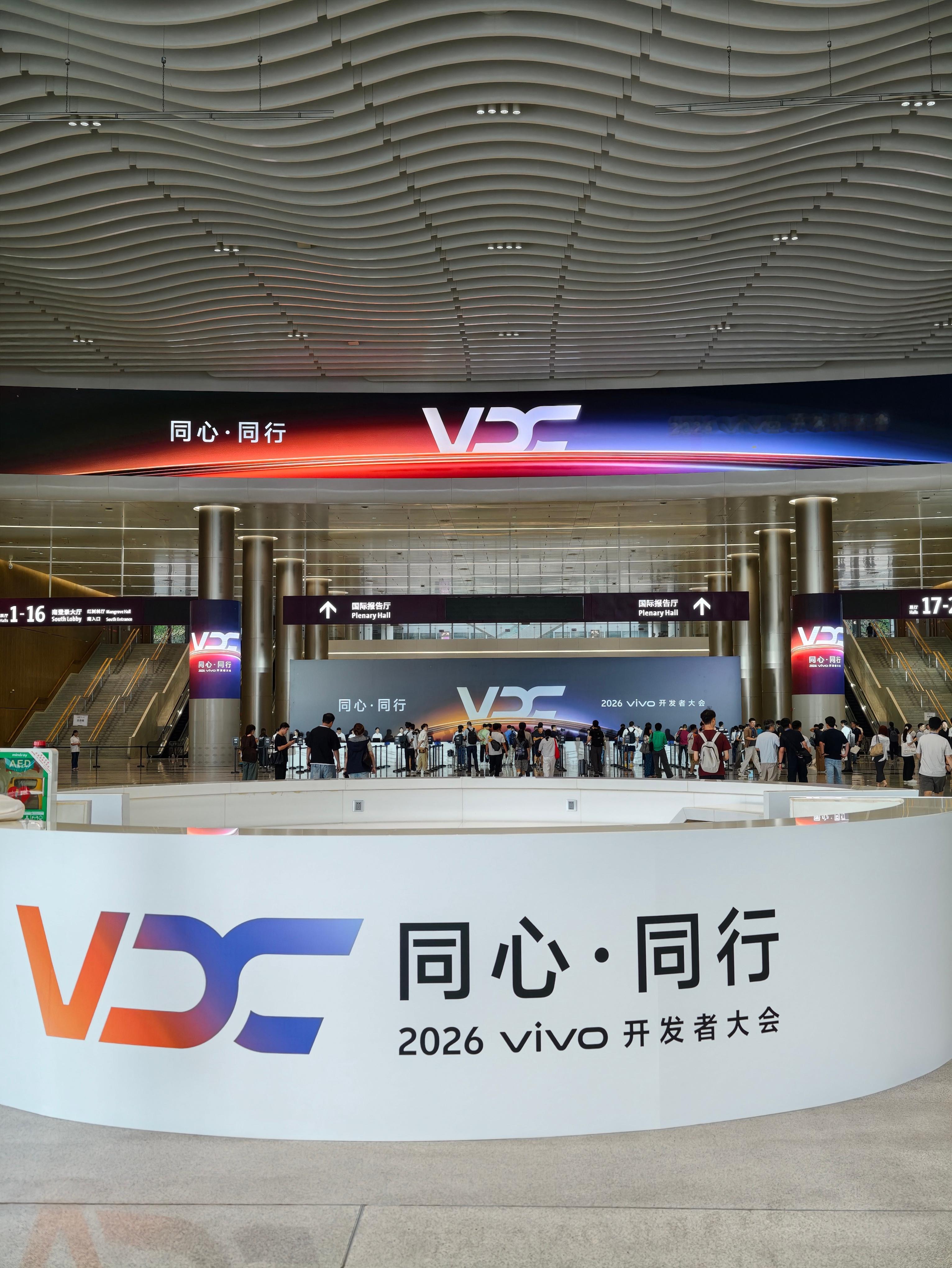 来到一年一度的vivo开发者大会会场了，vivo还特地安排了手语工作人员做直播，