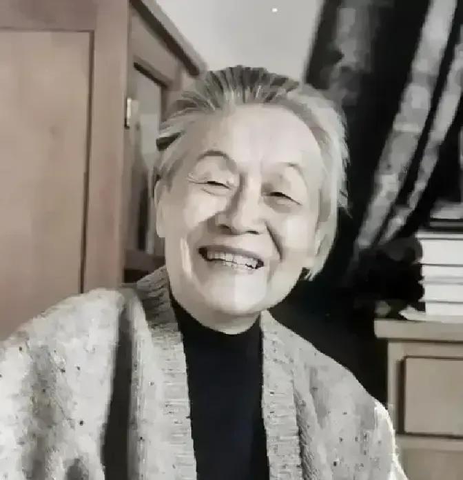 杨绛被搬出来给婚外情定性，说穿了就是图个新鲜加自私。
我刷到那段话时正排队买咖啡