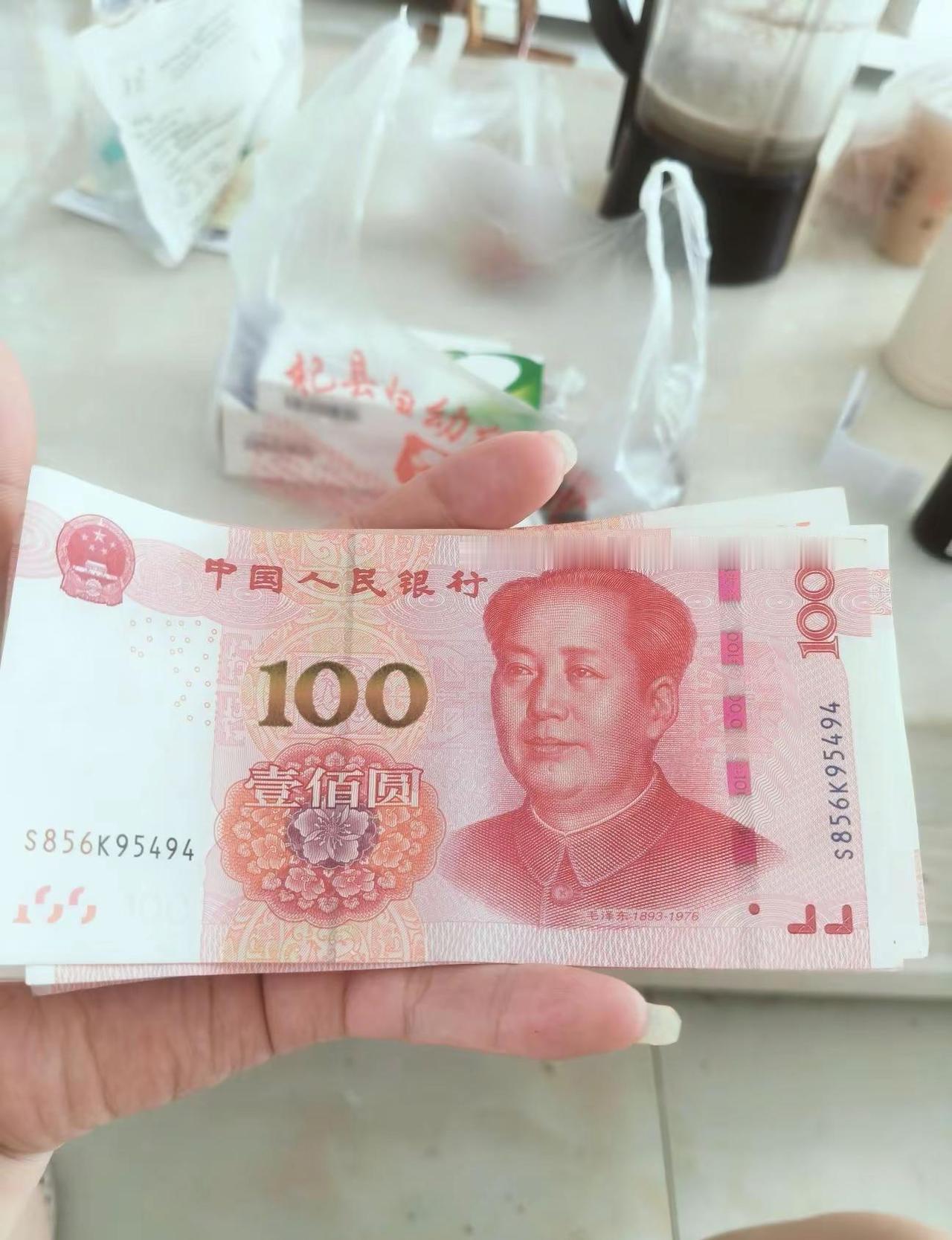 有幸遇见暖心的爷爷奶奶✨没有血缘，却满心惦记疼爱孩子，主动拿出一千元，操心宝宝的