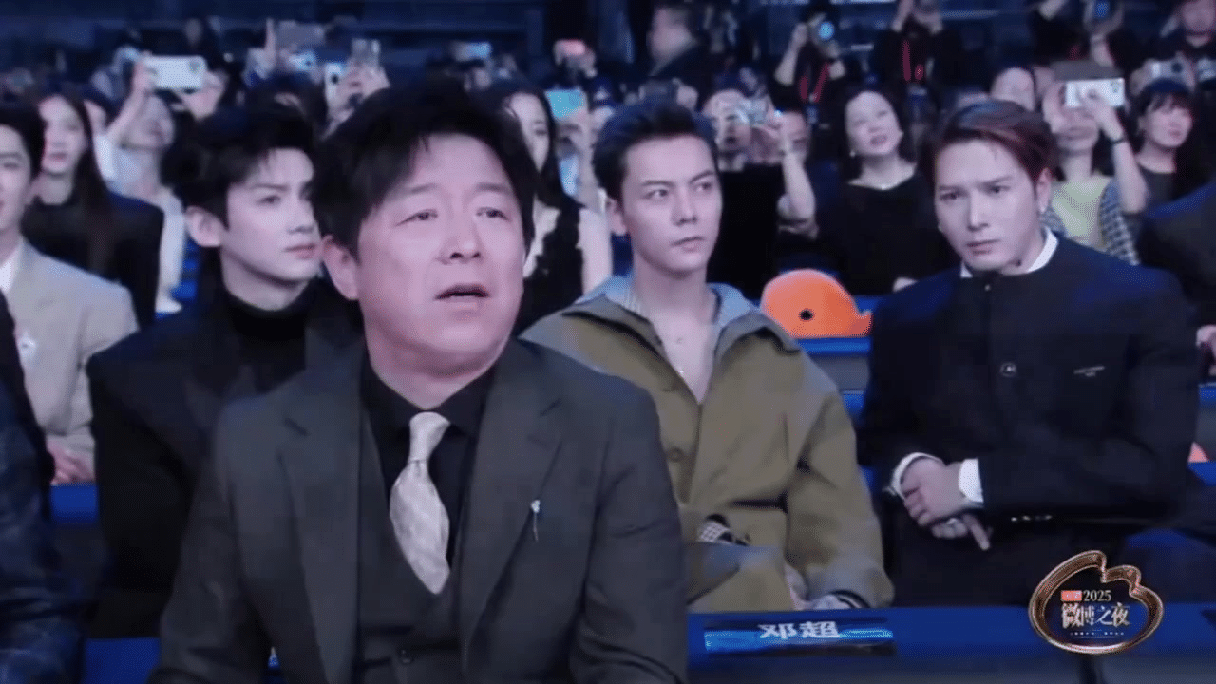 台上的机器人跳舞，镜头转到台下，哈哈哈哈微博之夜