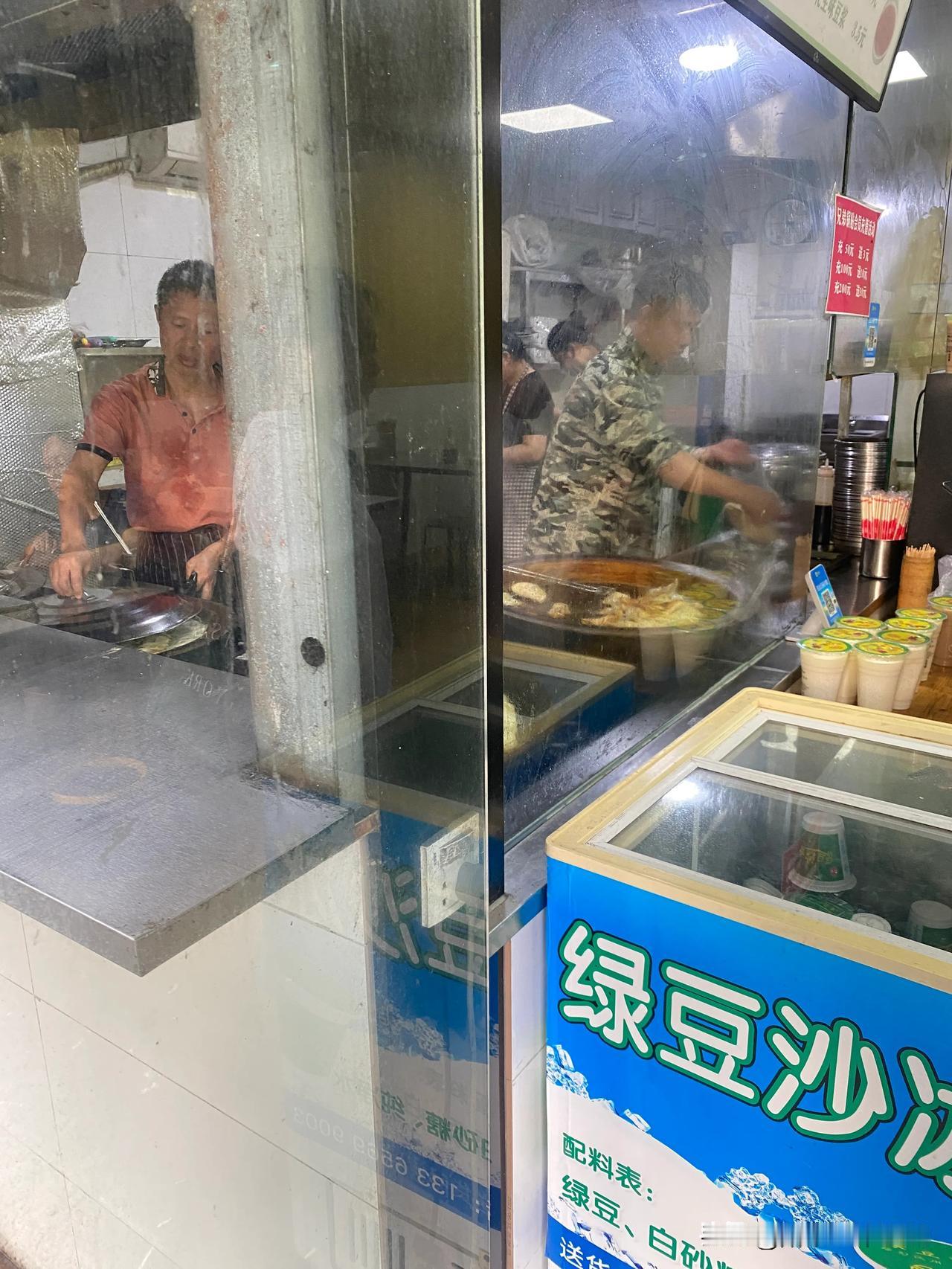 再次来到金牛路兄弟锅贴
依然排队
一家人忙个不停
煎的剪
包的包
各负其责
除了