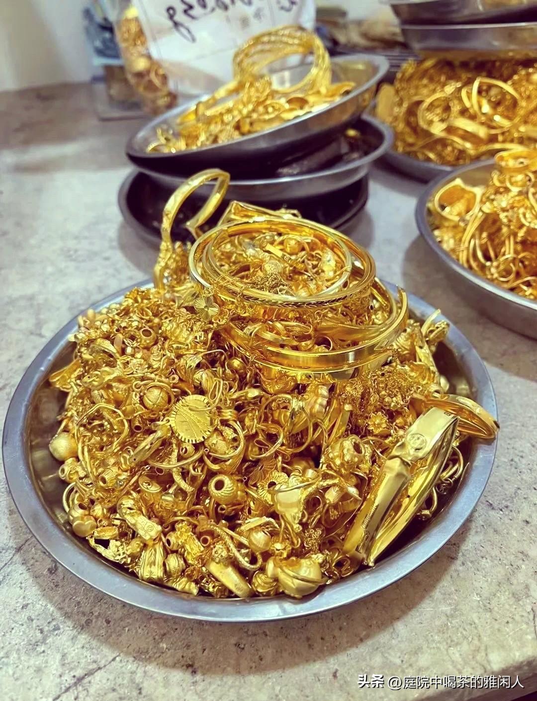 历史总是惊人的相似！
2013年的时候黄金暴跌，很多人特别是大妈都在抢购黄金，觉