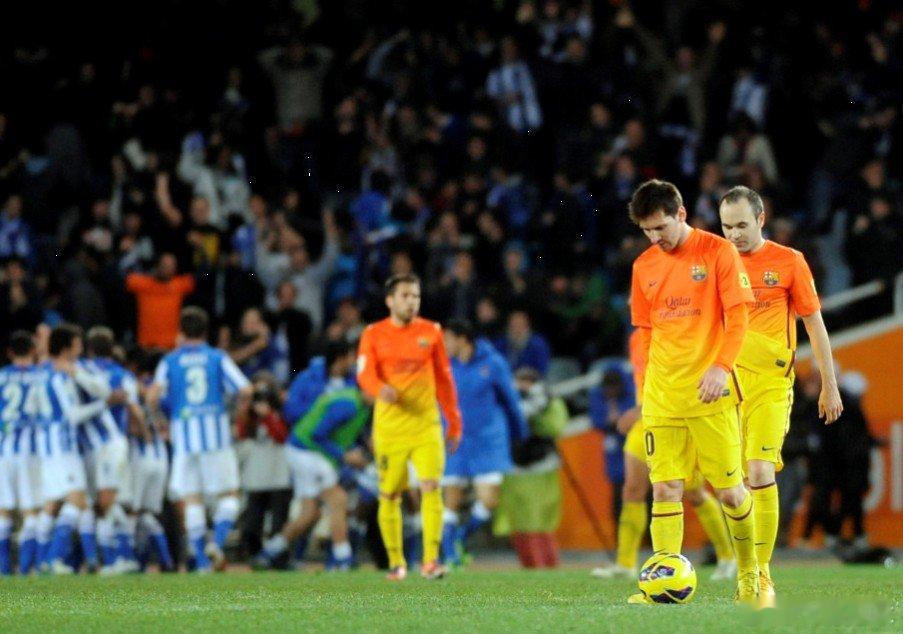 【西甲-梅西进球皮克红牌 巴萨2球领先2-3赛季首败】北京时间1月20日，在刚刚