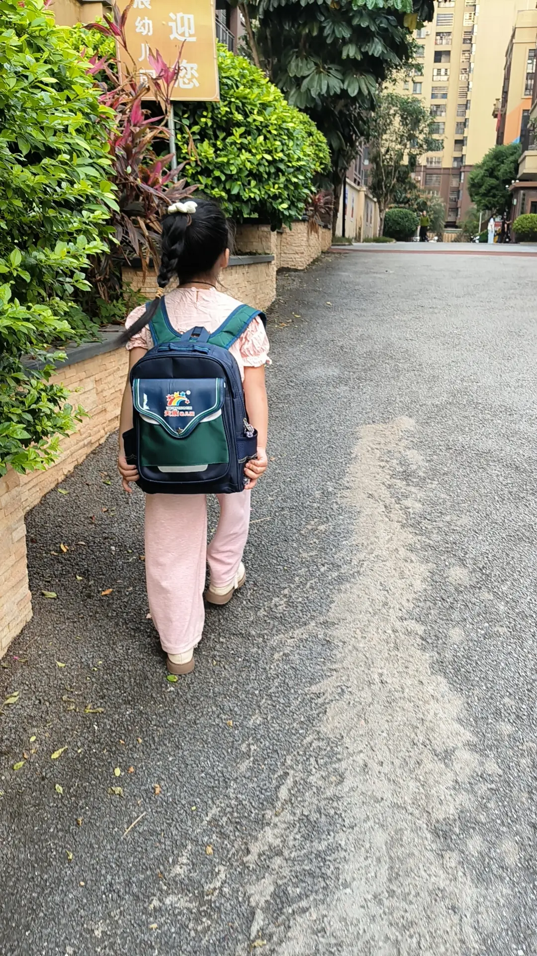 后来才知道，女人如果嫁错了家庭，你连上班的资格都没有，因为你找不到人帮...