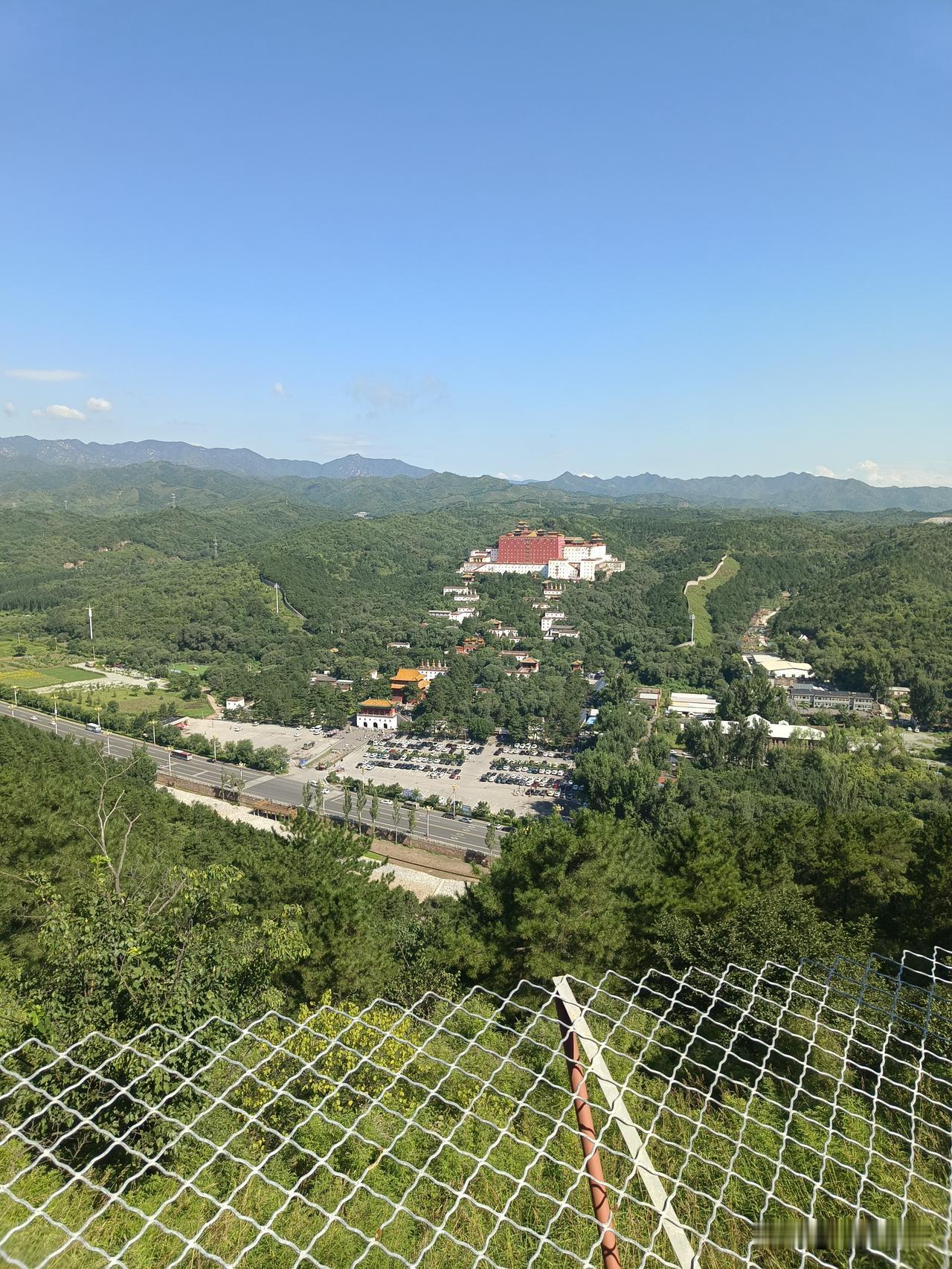 衡量一个人的思想观念意见主张是否正确，除了看他对客观事实的态度和思维意识是否条理