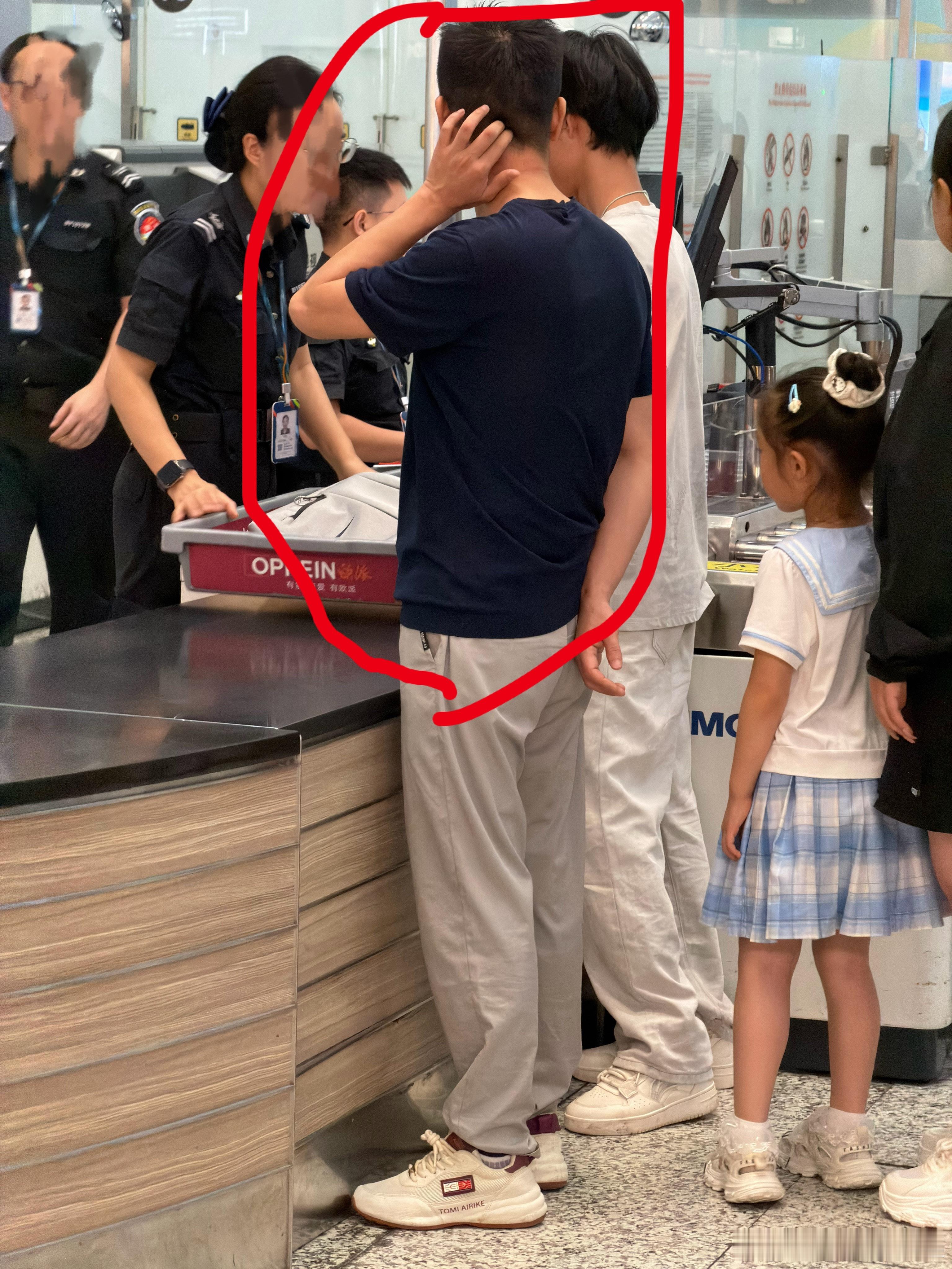 刚才在机场安检位置，这个口音很典型的粤语口音大概40岁的男子直接在安检口插我队，