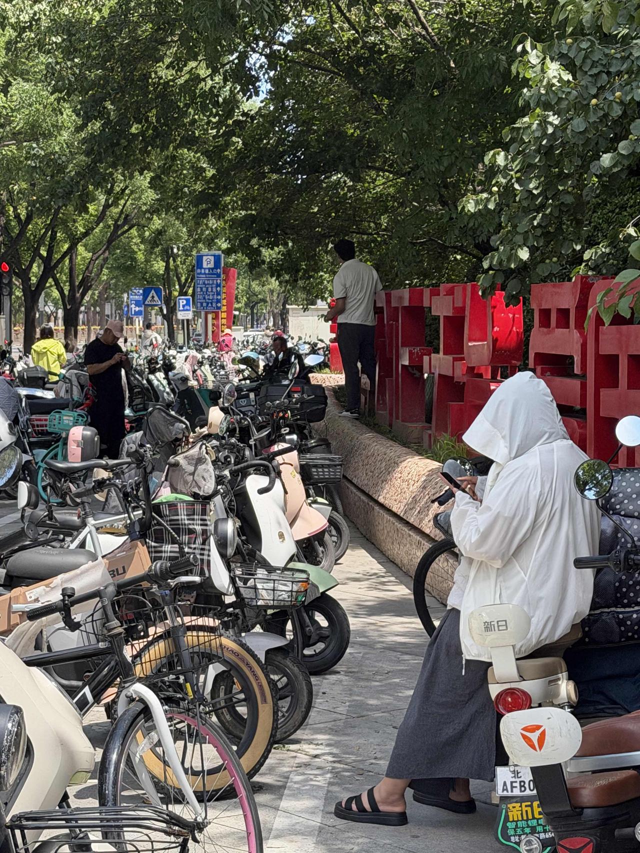 北京通州北苑万达广场附近的护栏摘掉之后，所有的摩托车，自行车，电动车，停的都非常