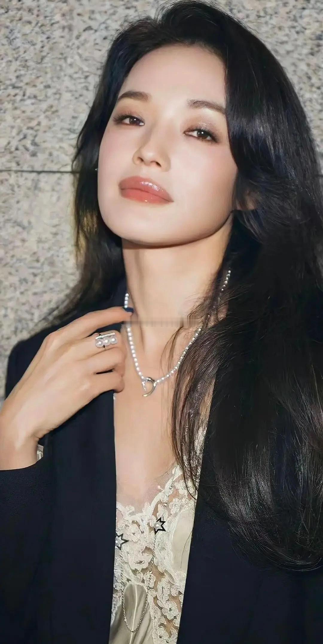 舒淇骨相为什么这么抗老？50了欸关注过很多男女明星，女明星33岁，男明星37岁后