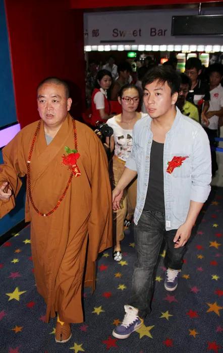 释小龙原名叫做陈小龙，两岁的他在拜释永信为师后，才有法名叫做释小龙的。曾经他敬重