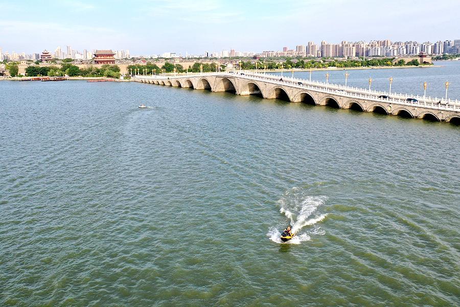 聊城的水上古城现在可太会玩了，直接把千年古韵和潮流电音揉在了一起，这反差萌谁能拒