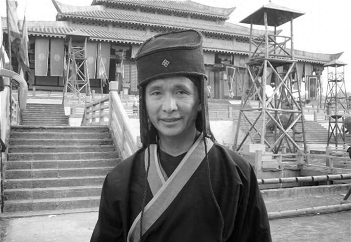 横店再传悲剧消息，你听说过曾建吗？他就是那个在横店镇租住的“横漂”。他去世了。曾