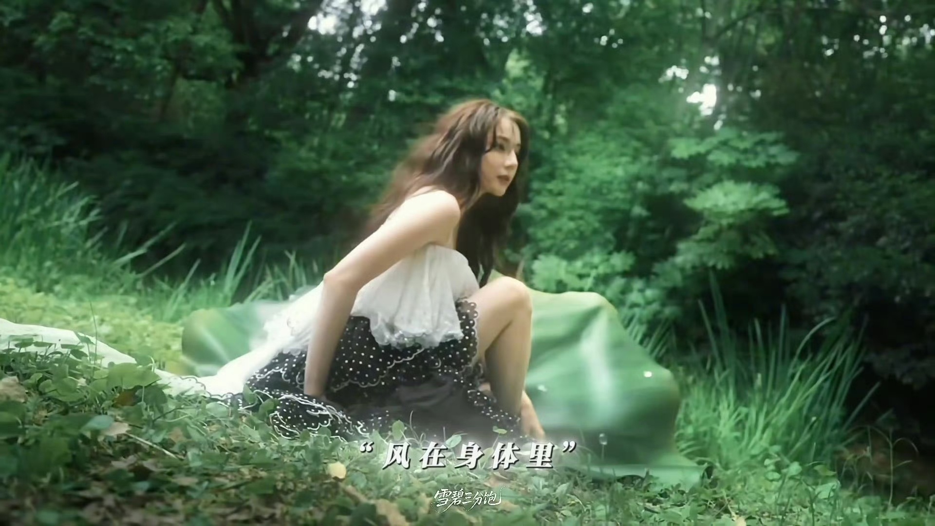 迪丽热巴首个vogue单人封面风在身体里就是呼吸～cr雪碧老师 