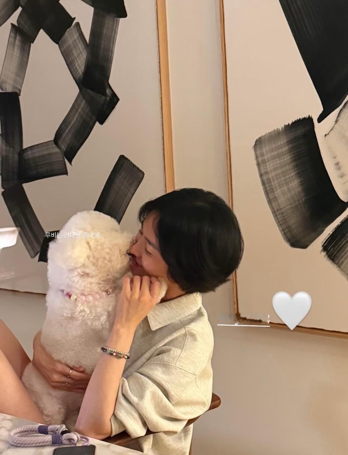 宋慧乔和秀智，两位美女又聚会了，还帮彼此拍了照[好喜欢] ​​​