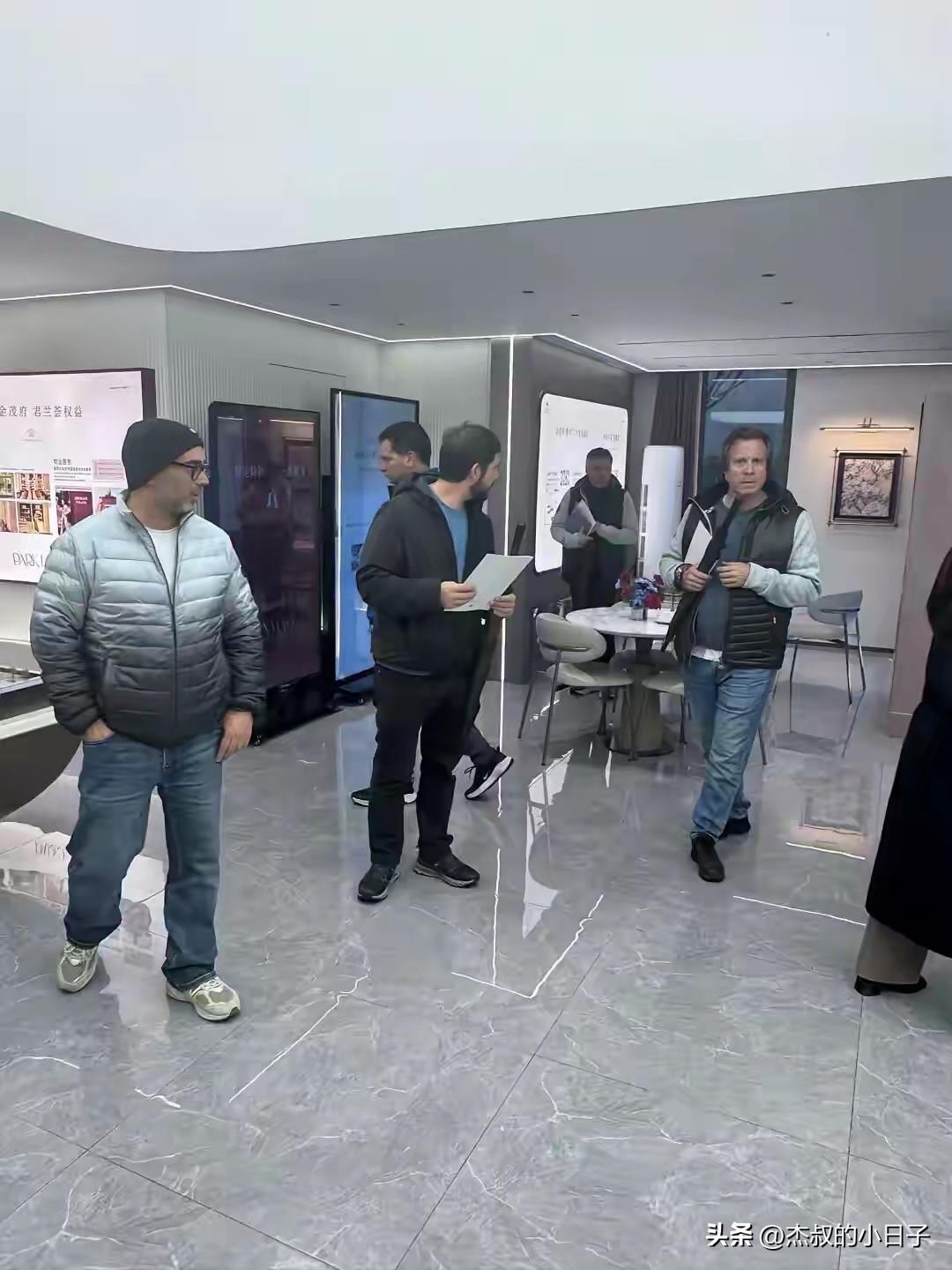 市场上出现老外买房团！

这是上海楼盘的外国人看房。其实这不是什么新鲜事，毕竟上