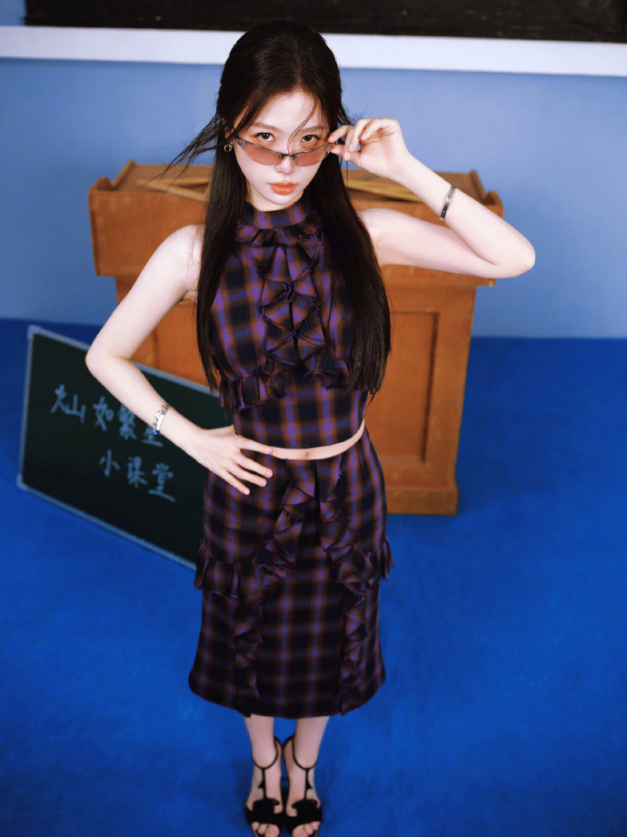时尚灵感解读  虞书欣现身《灿如繁星》追剧团活动 身着 SHUSHU/TONG2