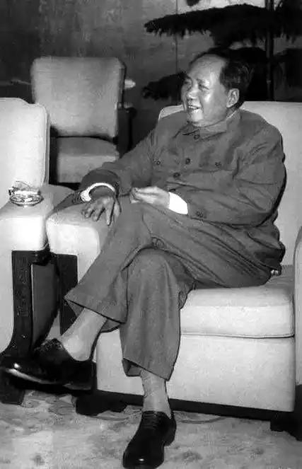 今天是毛主席逝世49周年纪念日！吃水不忘挖井人，无论何时何地，看到了就点个赞再走