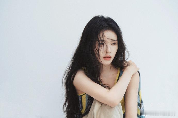 林允觉得听真话更重要 面对演艺路上的自我怀疑，林允偏爱倾听挚友的真实点评，无论是