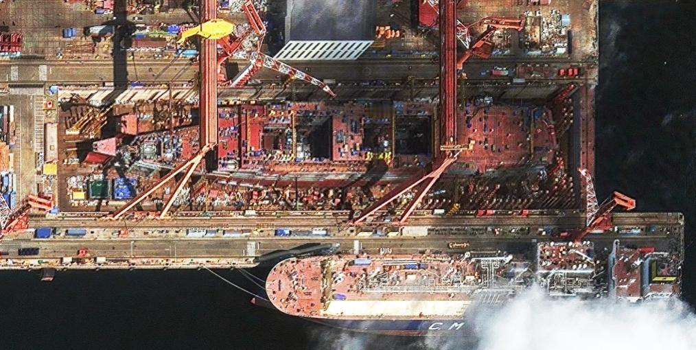 美国海军这回彻底急眼了！百年老规矩说破就破，特朗普直接拉着日韩给美军造军舰。可讽
