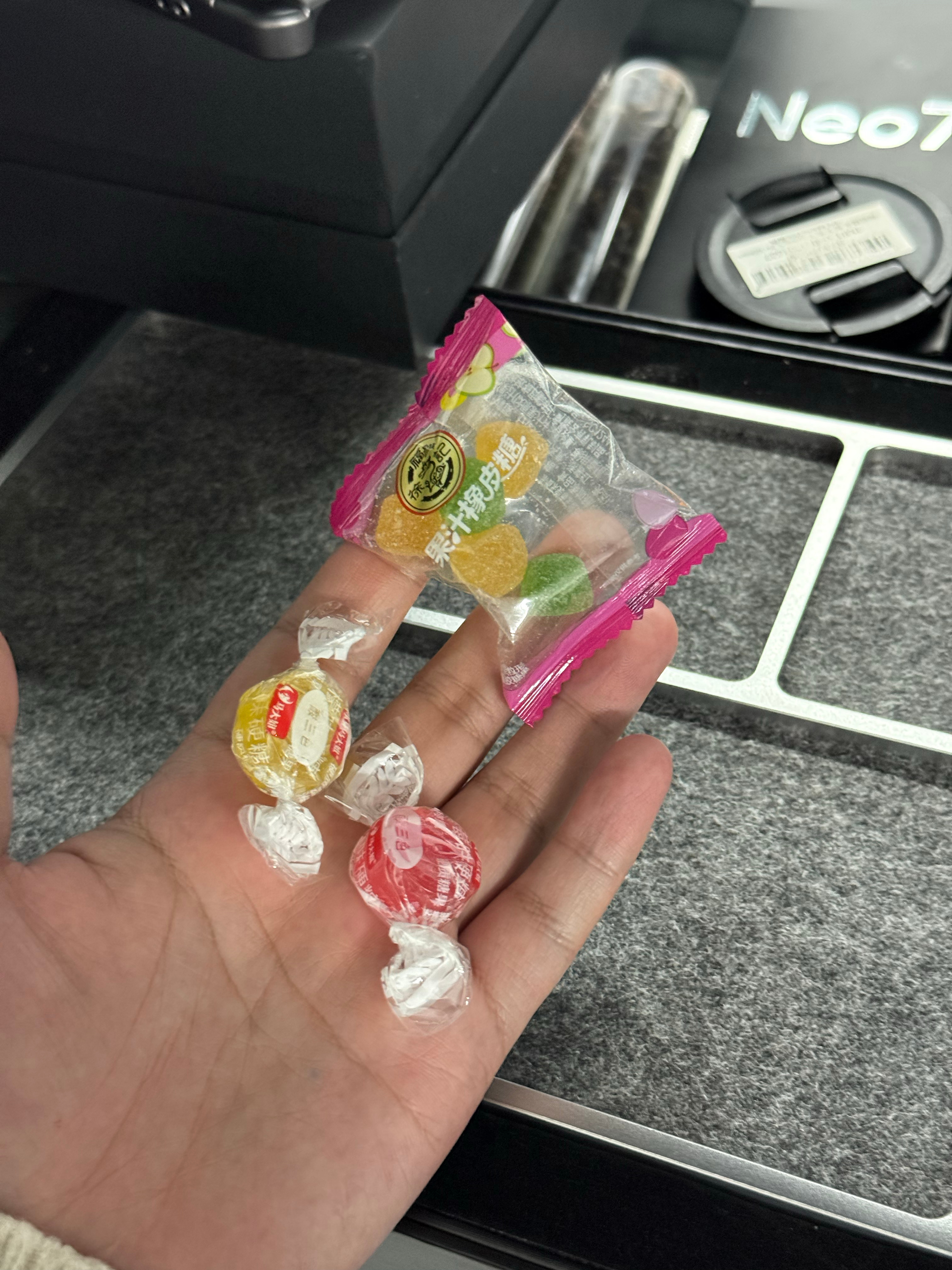 在影棚看套几个糖，随口吃了摄影师告诉我这是他的摄影道具，我把道具给吃了