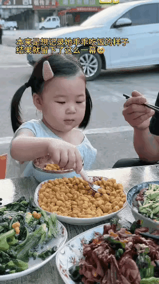 这小孩真可爱，小小年纪就这么有爱心，懂事，难得。