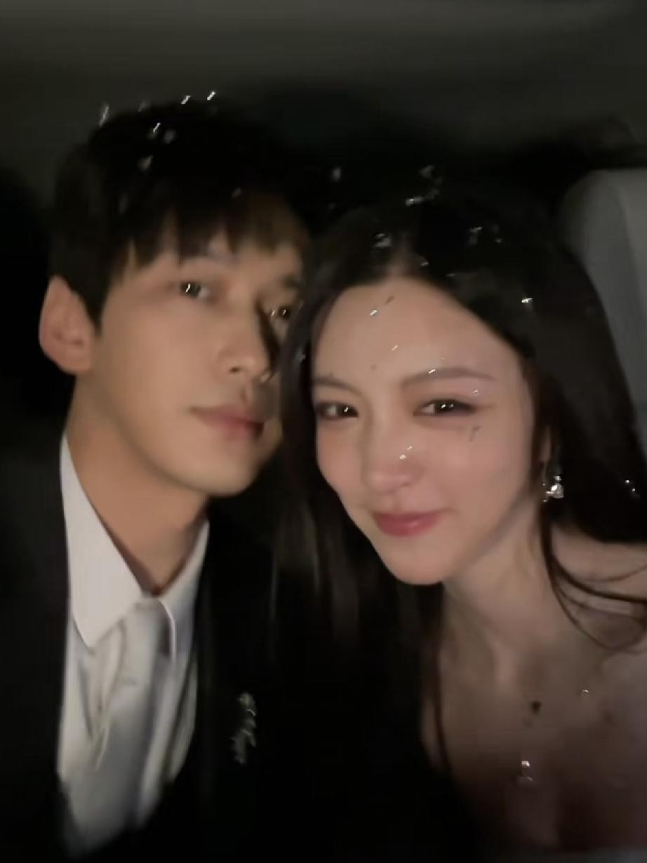 我能说吗，半熟见面会柳周CP好像婚礼现场。强制爱男友和她的对抗路女友一起出场，排