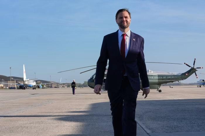 万斯明确反对对伊朗开战，但是他对特朗普说：如果开战是你的决定，我支持你。而现在美