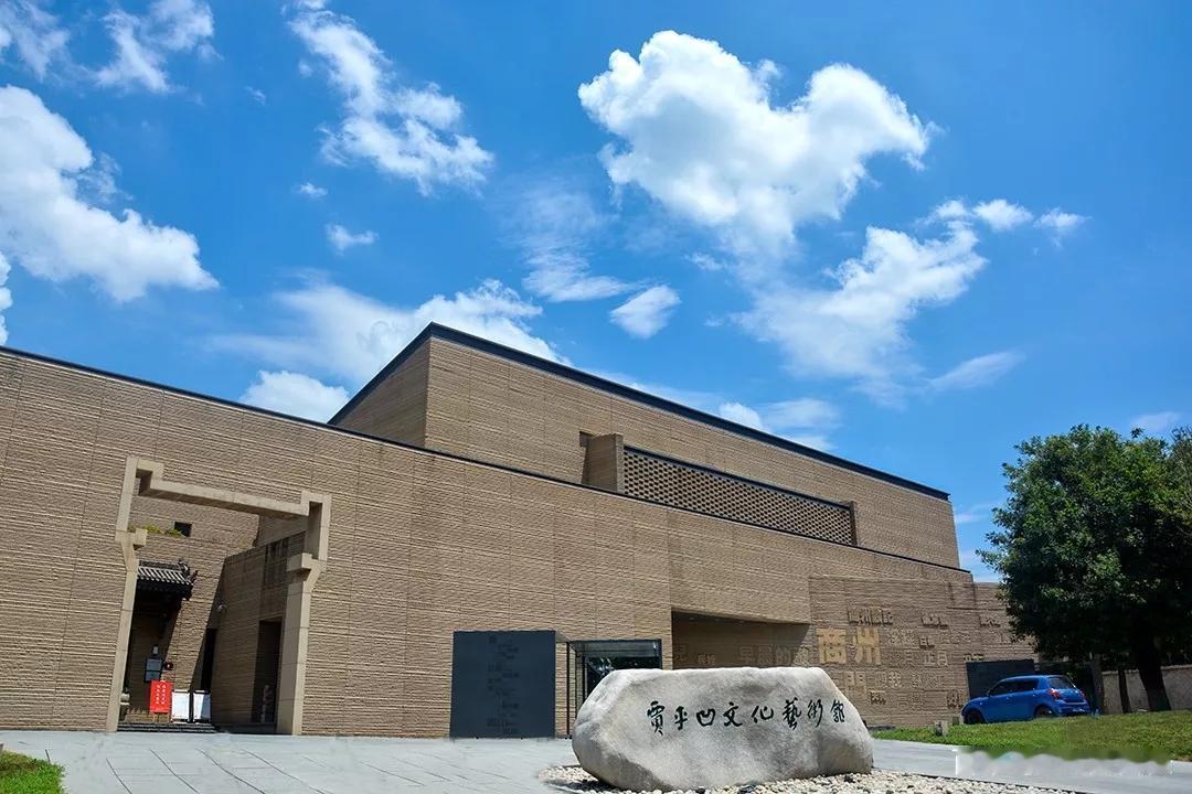 贾平凹该走下神坛了
   贾浅浅论文抄袭事件尘埃落定，官方敲定顶格处罚，撤销其学