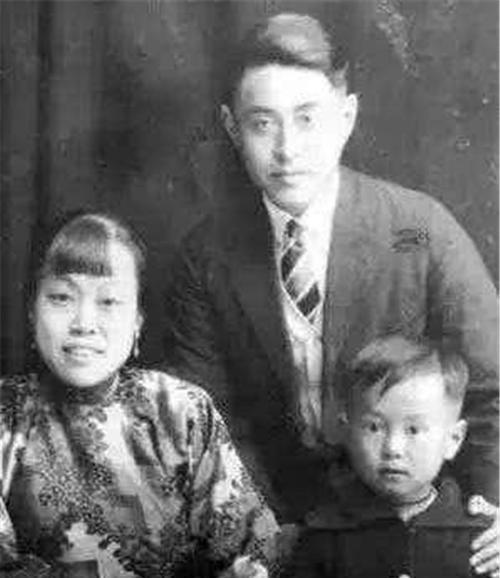 1964年3月，杨振宁加入美国国籍。父亲杨武之得知后，亲自赶赴国外训斥他，并且直