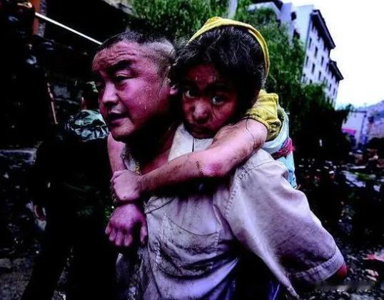 2008年，汶川突发地震，11岁的李佳芹被困在废墟下十几个小时，他的父亲义无反顾