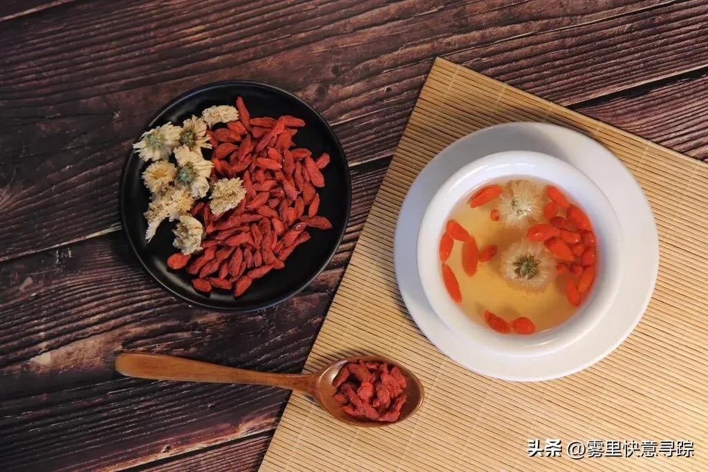 枸杞、菊花泡水，切记“2要2不要”！不懂规矩就喝，当心养生变伤身
 
“保温杯里