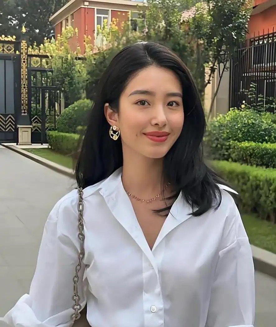 杨采钰携富豪丈夫北极游，公开晒出丈夫正脸，网友赞其嫁得好。 ​​​