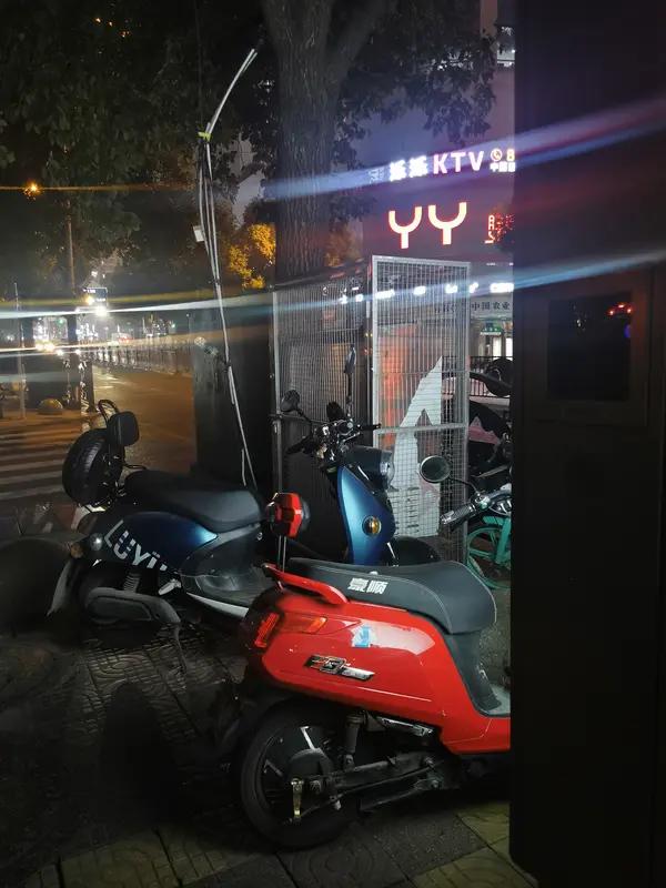 新能源车“恐高”症，说白了就是充电难带来的焦虑。国庆期间“充电1小时排队4小时”