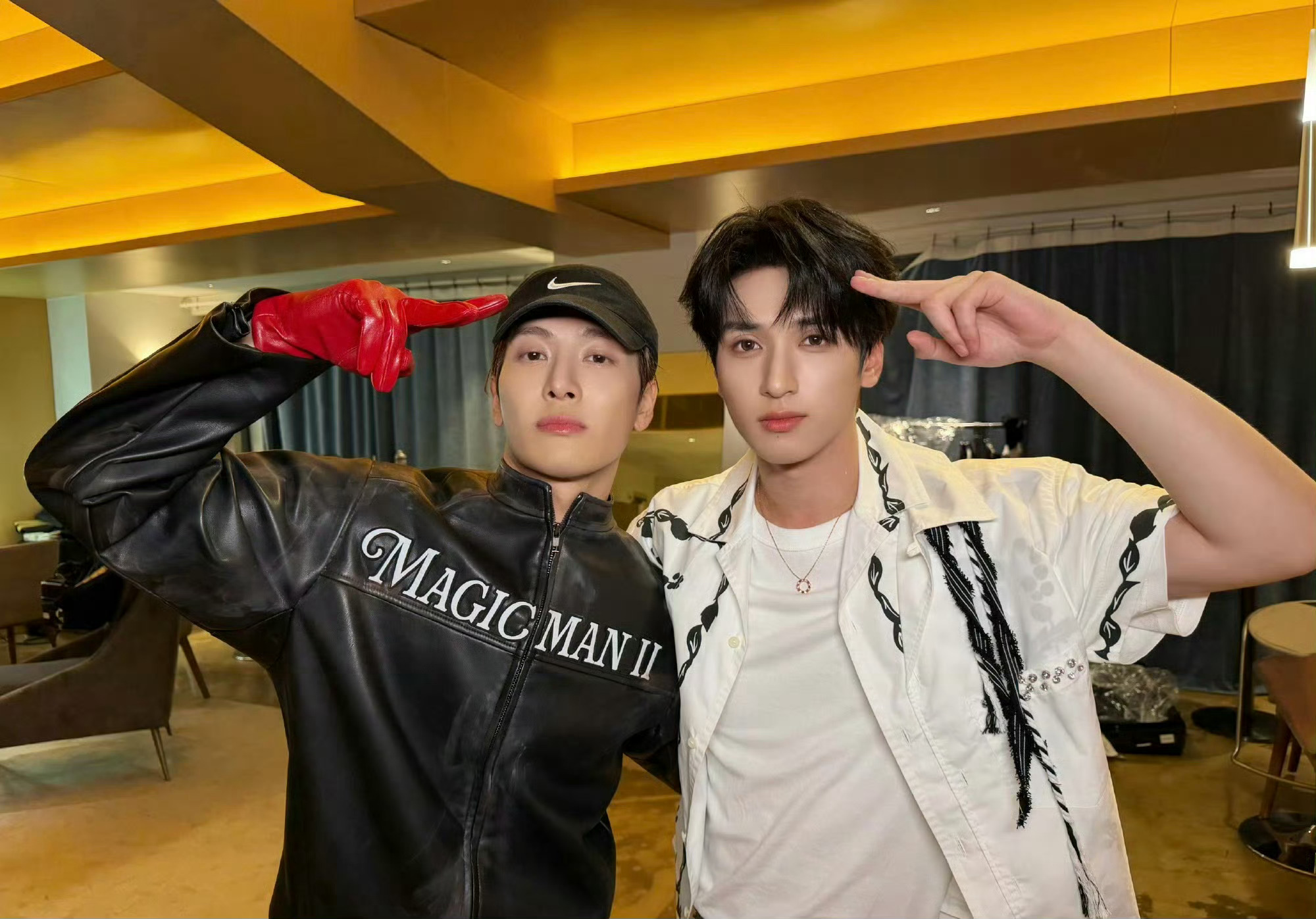 严浩翔头像致敬王嘉尔严浩翔疑似为追王嘉尔三调头像 你俩中间两个人都很帅不做选择了