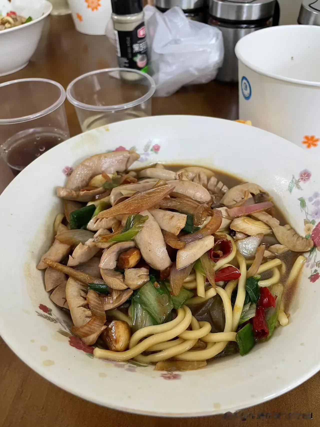 👉不妄自菲薄，也不趾高气昂，用平视的眼光和心态看自己，眼前的风景才能开阔。
[