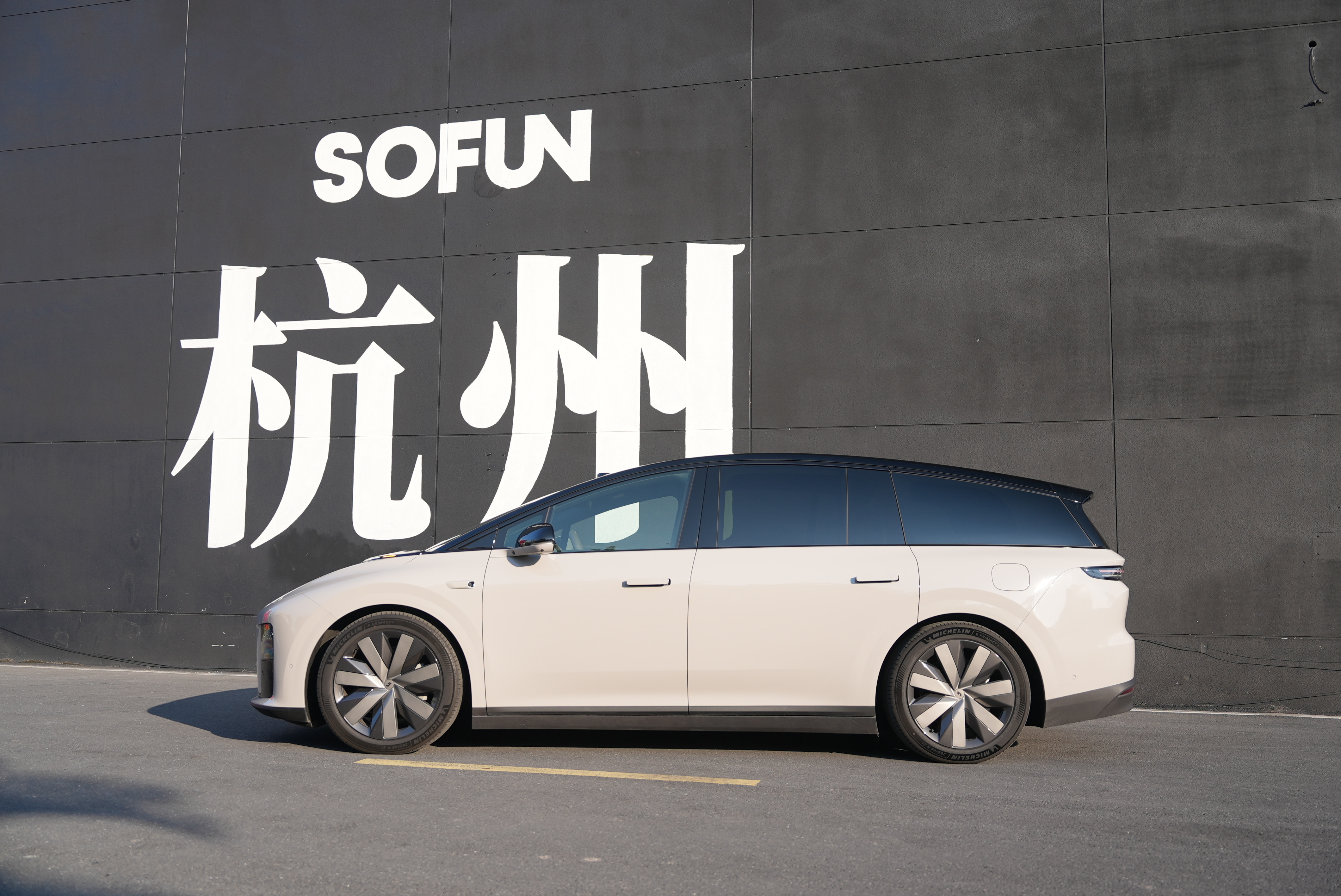 咱们杭州理想i8可以说是越来越多了～这周我们车友又把我的小熊猫借去参加婚礼了[馋