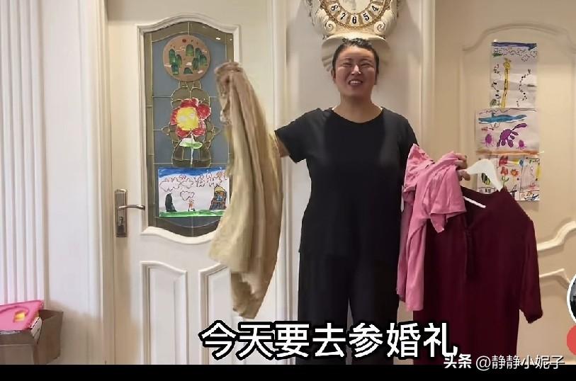 小二姐参加弟弟成成的婚礼，特意挑选三套衣服，老刘给出意见，大红色抢新娘风头，不过