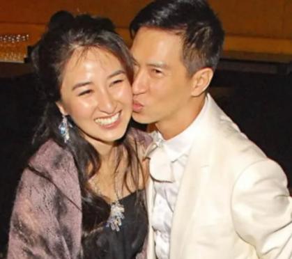 1993年，张家辉在女友关咏荷的别墅洗了个澡后，出来就提分手，关咏荷不解忙问原因