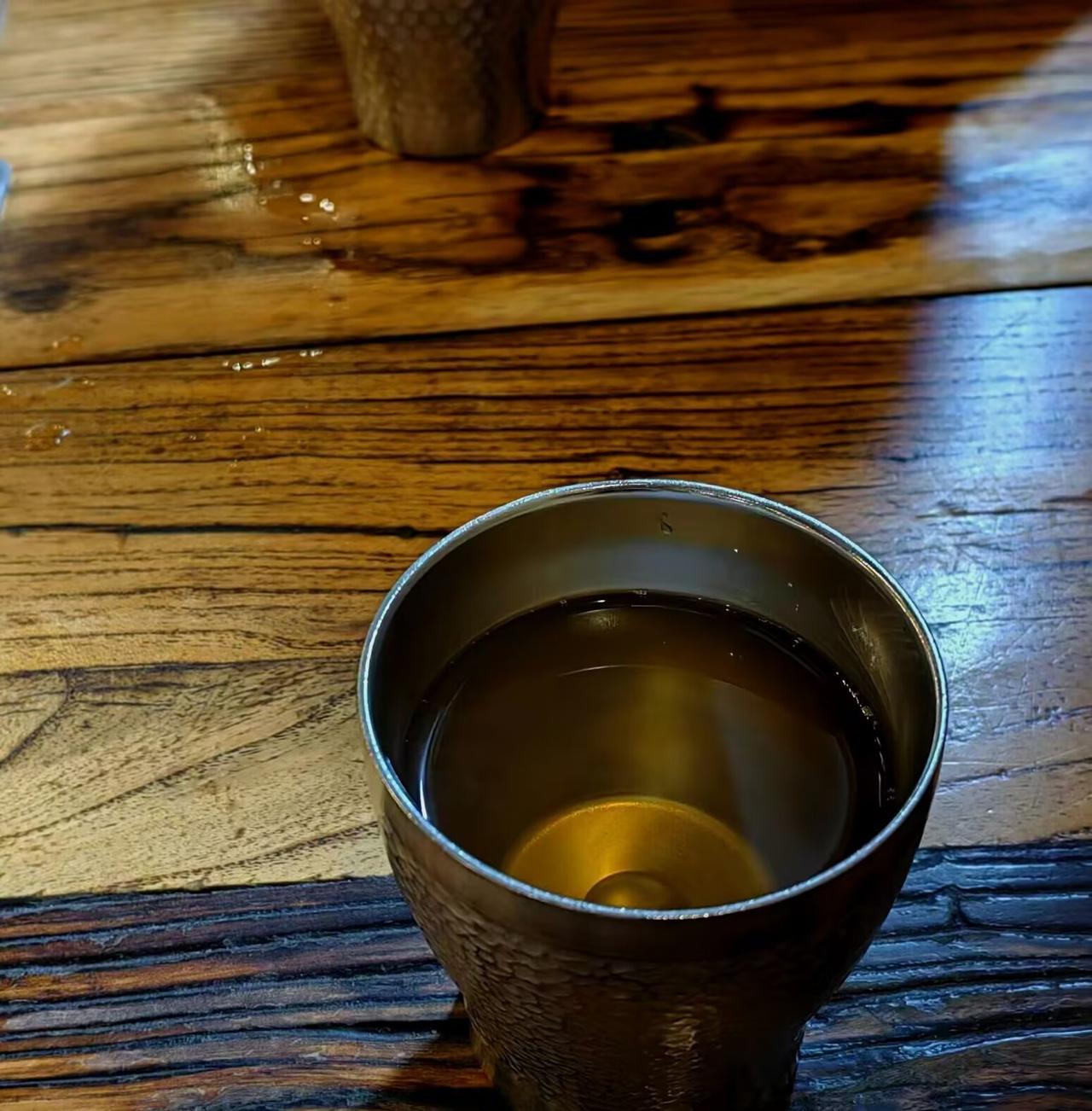 人到了一定年龄，是往回收的过程。收到最后，三两知己，一杯暖茶，一首老歌，按自己喜