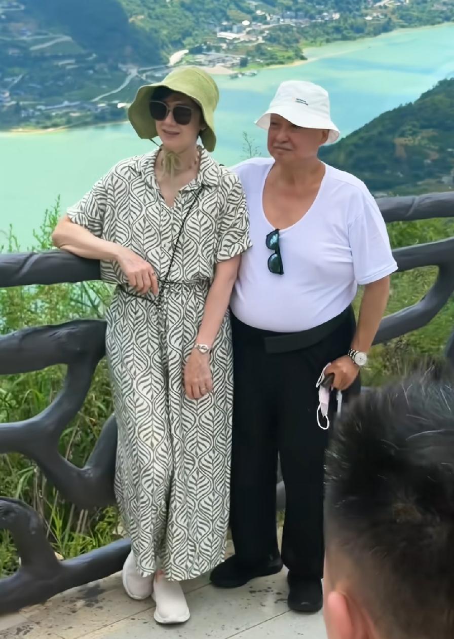 洪金宝、老婆高丽虹、儿子洪天明，一家三口游恩施，洪金宝真是人生赢家、好福气啊，老